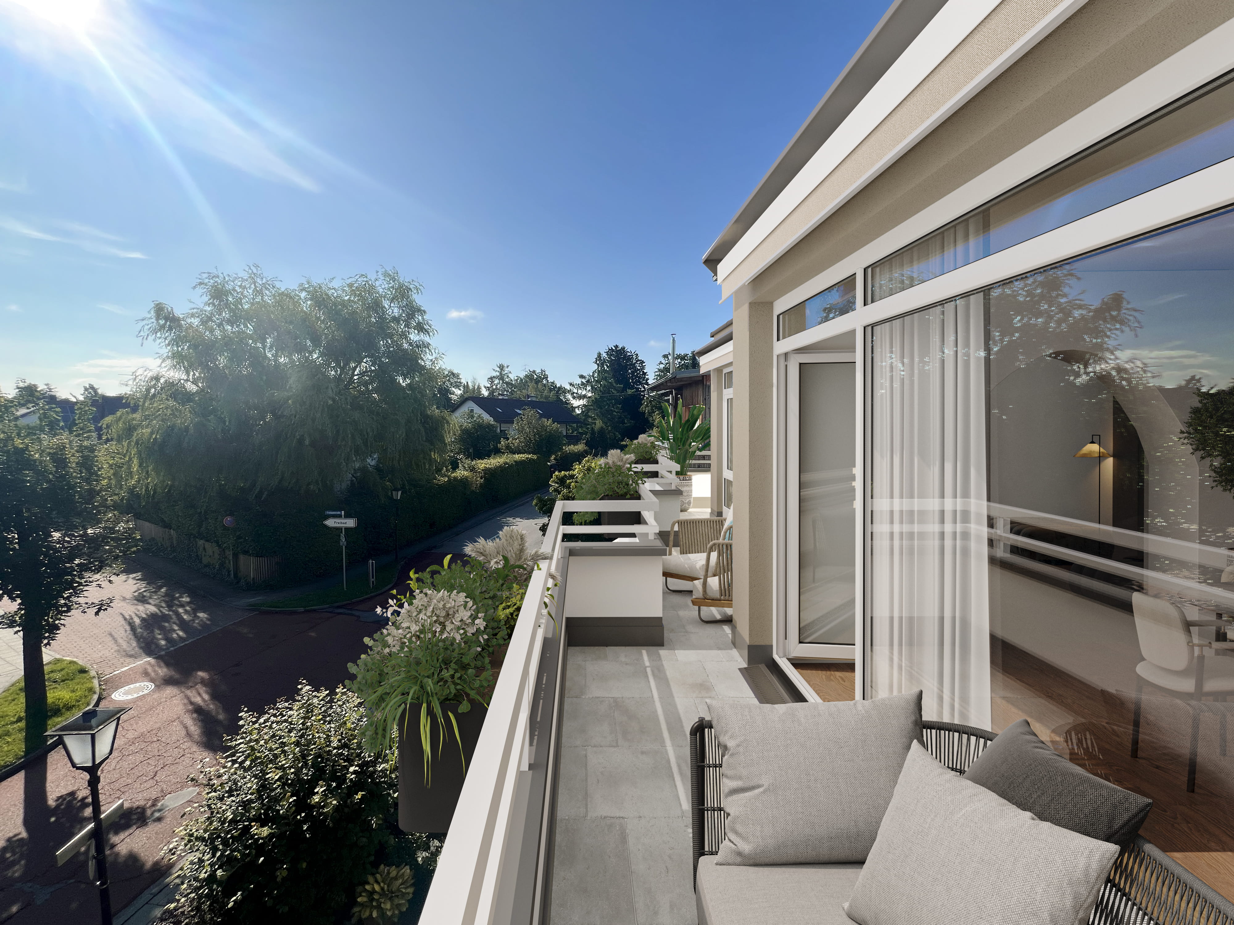 Fotorealistische 3D-Visualisierung eines virtuellen Home Stagings für den Außenbereich: Ein sonnendurchfluteter, langgestreckter Balkon mit hellgrauen Bodenfliesen und einem modernen weißen Geländer. Die Terrasse ist einladend mit gemütlichen Lounge-Möbeln und bepflanzten Blumenkästen dekoriert. Bodentiefe Fensterfronten gewähren einen Blick in den stilvollen Innenraum und spiegeln die Umgebung wider. Im Hintergrund erstreckt sich eine ruhige, grüne Wohnstraße unter einem strahlend blauen Himmel.